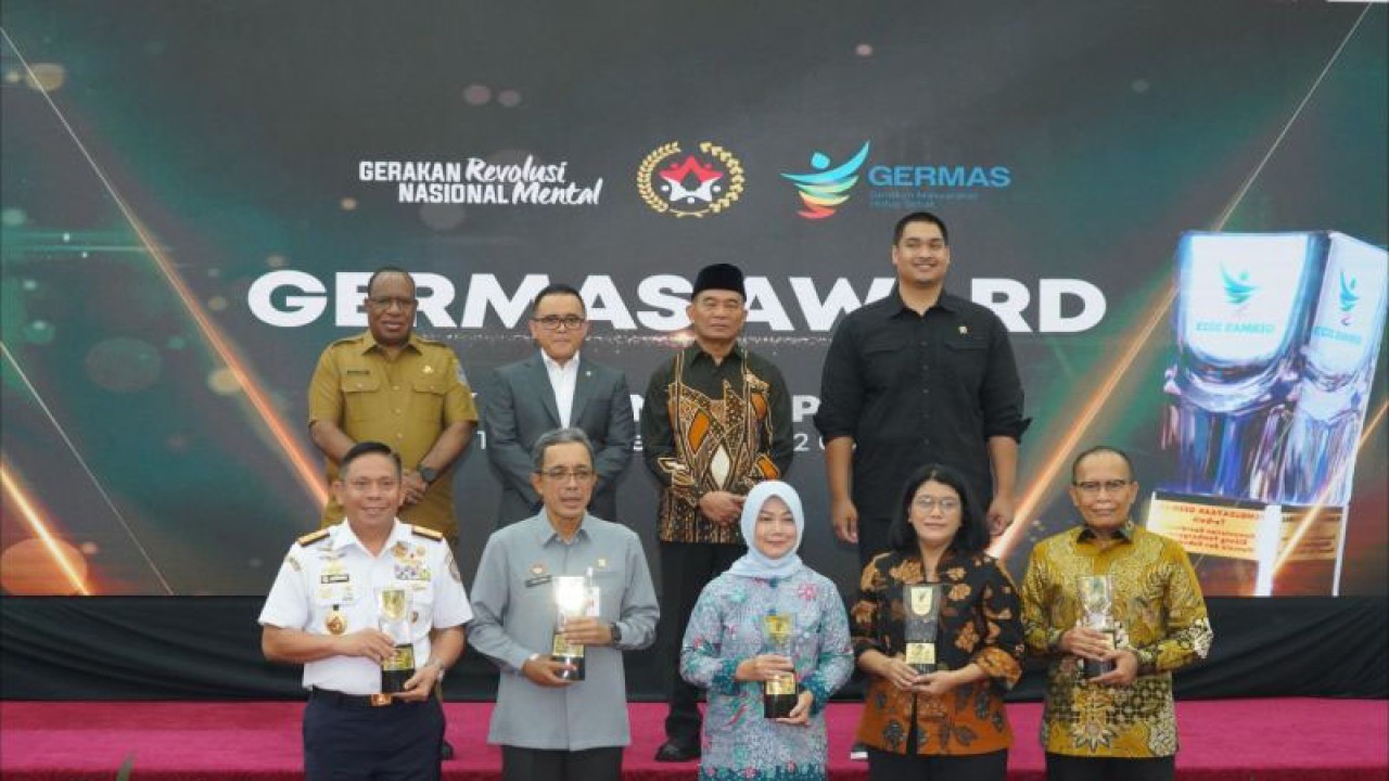 Kementerian Koordinator Pembangunan Manusia dan Kebudayaan menyerahkan penghargaan Gerakan Masyarakat Hidup Sehat (Germas) Awards di Jakarta, Selasa (14/11/2023). ANTARA/HO-KKP