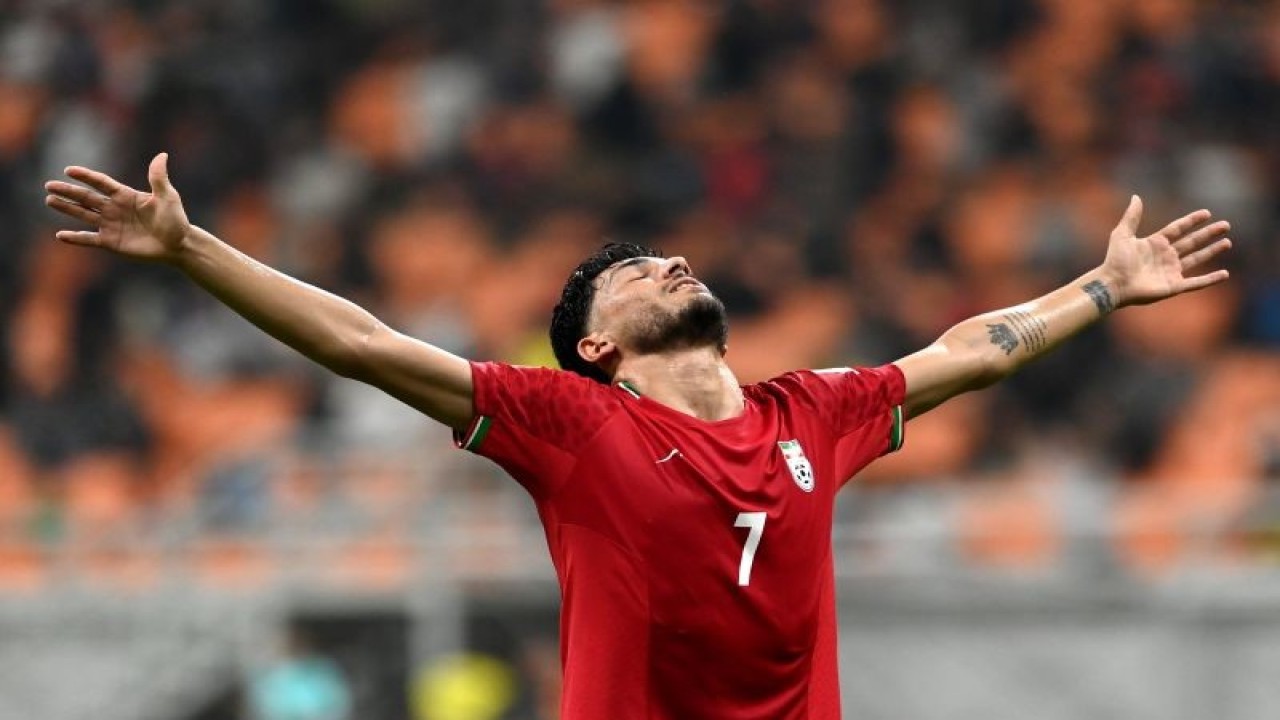 Pesepak bola Timnas Iran Esmaeil Gholizadeh melakukan selebrasi seusai mencetak bola ke gawang Timnas Brazil dalam penyisihan Grup C Piala Dunia U-17 2023 di Jakarta International Stadium, Jakarta, Sabtu (11/11/2023). Iran berhasil mengalahkan Brazil dengan skor 3-2. ANTARA FOTO/Sigid Kurniawan/nz. (ANTARA FOTO/SIGID KURNIAWAN)