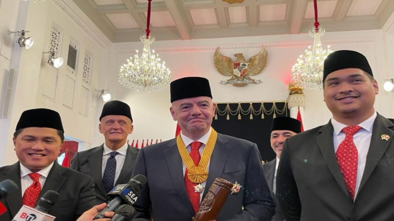 Presiden FIFA Gianni Infantino didampingi Ketua Umum PSSI Erick Thohir (kiri) dan Menteri Pemuda dan Olahraga Dito Ariotedjo (kanan), memberikan keterangan kepada wartawan di Istana Negara, Jakarta, Jumat (10/11/2023). ANTARA/Yashinta Difa Pramudyani