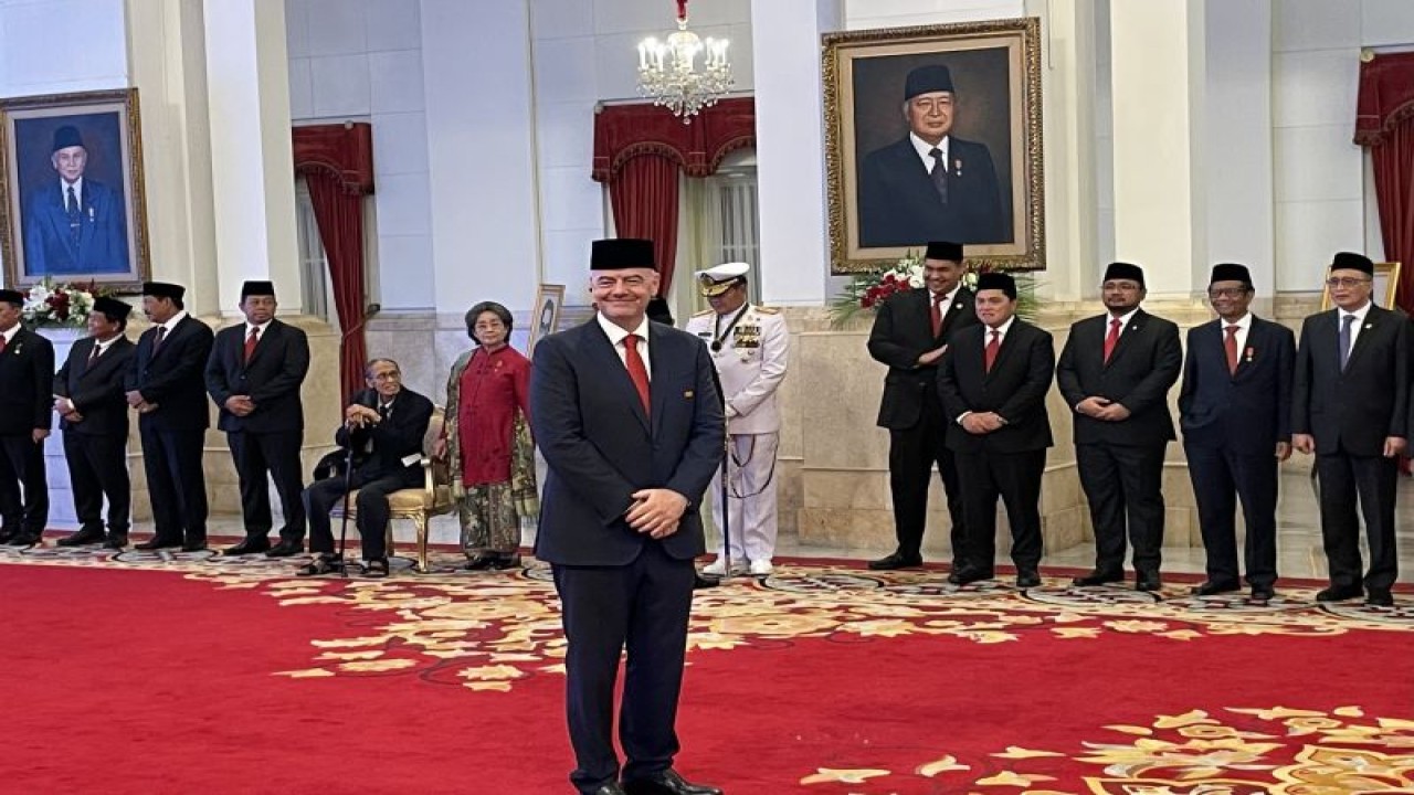 Presiden FIFA Gianni Infantino bersiap menerima anugerah Tanda Kehormatan Bintang Jasa Pratama di Istana Negara, Jakarta, Jumat (10/11/2023). (ANTARA/Yashinta Difa)