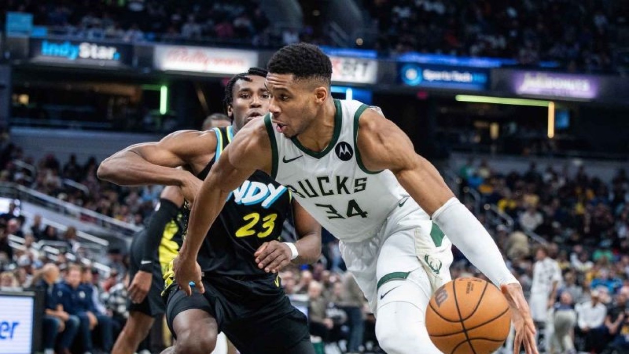 Pebasket Milwaukee Bucks Giannis Antetokounmpo (34) dribble bola saat dihadang pebasket Indiana Pacers Aaron Nesmith (23) dalam pertandingan bola basket NBA di Gainbridge Fieldhouse, Indianapolis, Amerika Serikat, Jumat (10/11/2023). ANTARA FOTO/USA TODAY Sports via Reuters/Trevor Ruszkowski/nym.