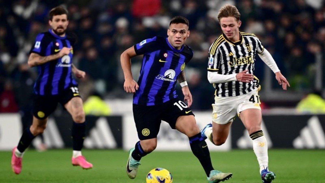 Penyerang Inter Milan Lautaro Martinez (tengah) dan gelandang Juventus Hans Nicolussi Caviglia (kanan) berduel memperebutkan bola pada pertandingan Liga Italia yang dimainkan di Stadion Allianz di Turin, Minggu (26/11/2023). (ANTARA/AFP/MARCO BERTORELLO)