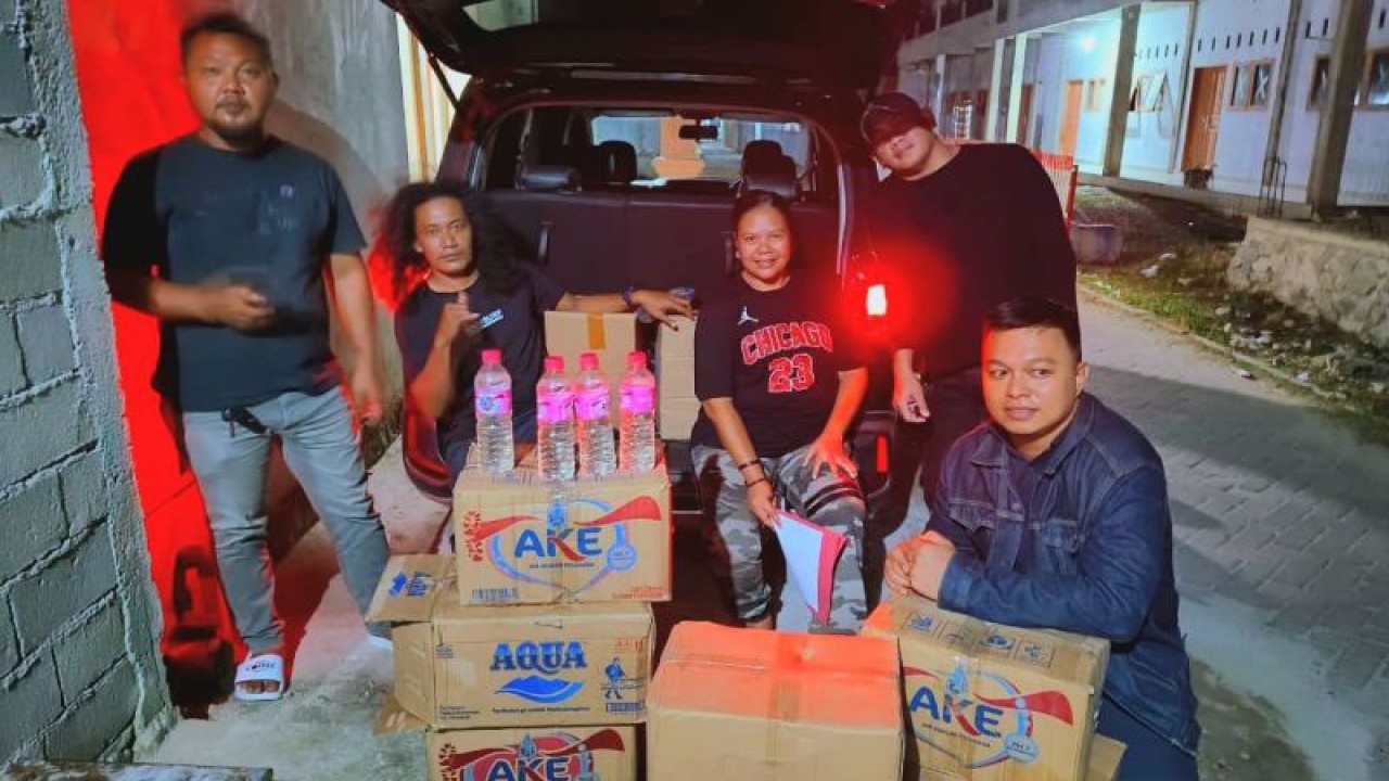 Personel Polresta Gorontalo Kota usai mengamankan ratusan botol minuman keras jenis Cap Tikus di sejumlah warung di wilayah Kota Gorontalo. (ANTARA/HO-Humas Polresta)
