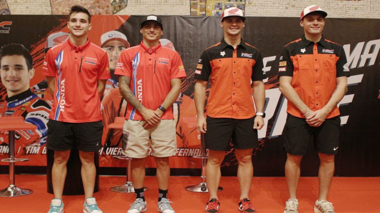 PT Motul Indonesia Energy secara eksklusif mengundang empat pembalap terkemuka dari Honda Racing Corporation (HRC) yaitu (kiri ke kanan) Iker Lecuona - Xavi Vierge yang berkompetisi di WSBK dan Tim Gajser - Rubén Fernández yang tampil di MXGP di Jakarta, Rabu (29/11). (ANTARA/Ahmad Faishal)