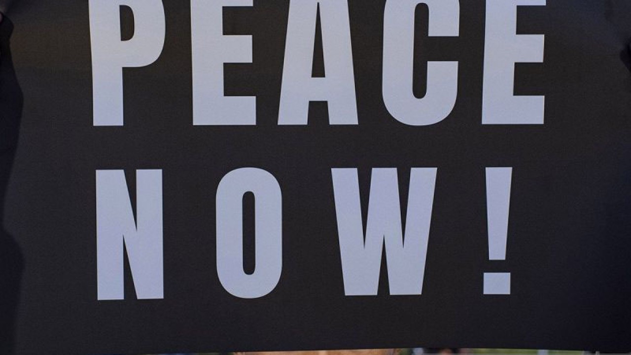 Aktivis Greenpeace Indonesia menggelar aksi damai solidaritas untuk warga Palestina di Jakarta, Jumat (3/11/2023). Dalam aksinya mereka mengutuk keras serangan terhadap warga sipil Palestina di Gaza oleh otoritas Israel dan mendesak Israel dan Hamas untuk segera melakukan gencatan senjata. ANTARA FOTO/Sigid Kurniawan/Spt.