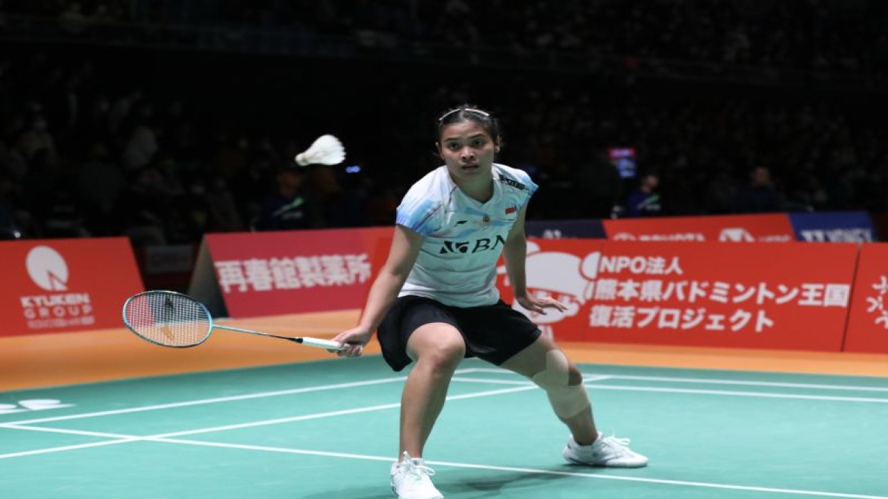 Pebulu tangkis tunggal putri Indonesia, Gregoria Mariska Tunjung, mengalahkan Kim Ga Eun (Korea Selatan) pada babak 16 besar Kumamoto Masters 2023 dengan skor 23-21, 21-12, Kamis. (ANTARA/HO-PP PBSI)