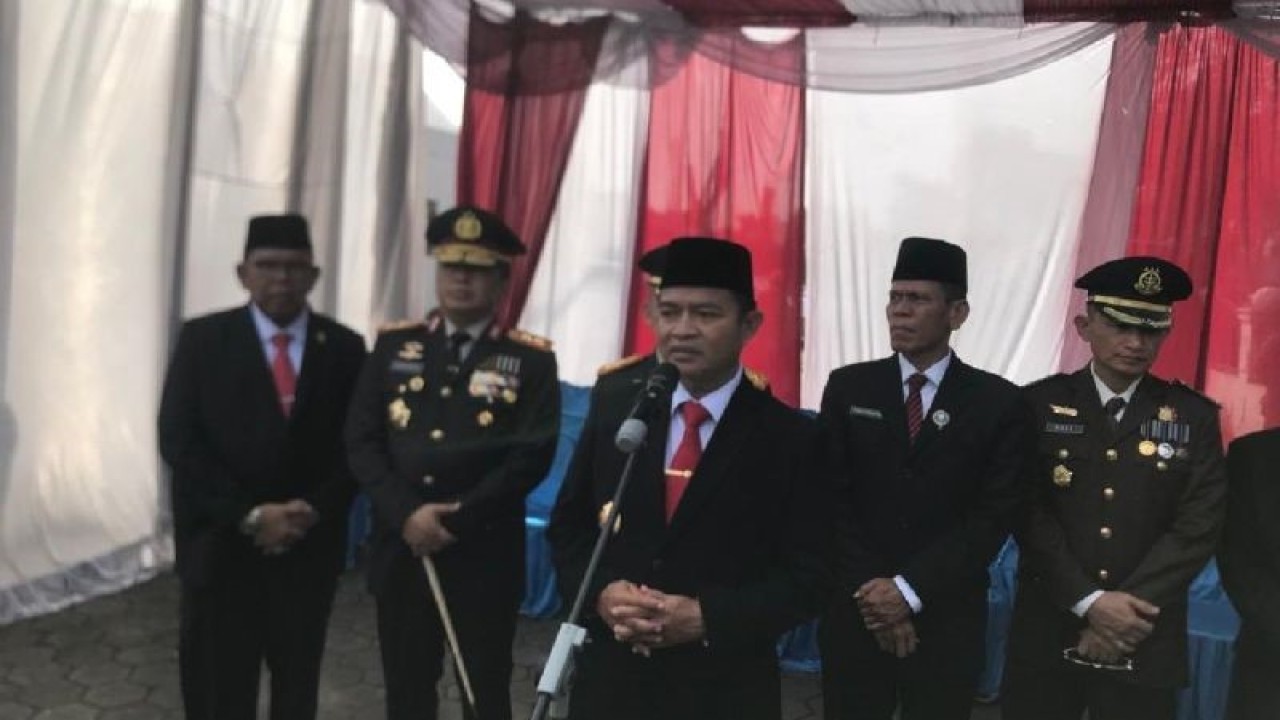 Penjabat Gubernur Sumatera Utara Hassanudin usai ziarah nasional dalam rangka memperingati Hari Pahlawan, di Medan, Jumat. (ANTARA/Anggi Luthfi Panggabean)