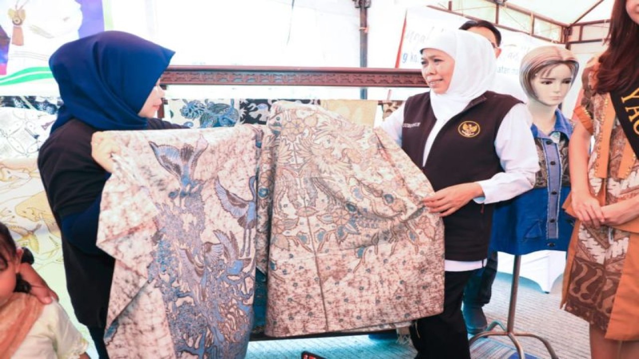 Gubernur Jatim Khofifah Indar Parawansa (kanan) mengamati produk batik saat Festival Mangrove Jatim V di Rimokalisari Adventure Land Surabaya, Selasa (31/10/2023). (ANTARA/HO-Biro Adpim Jatim)