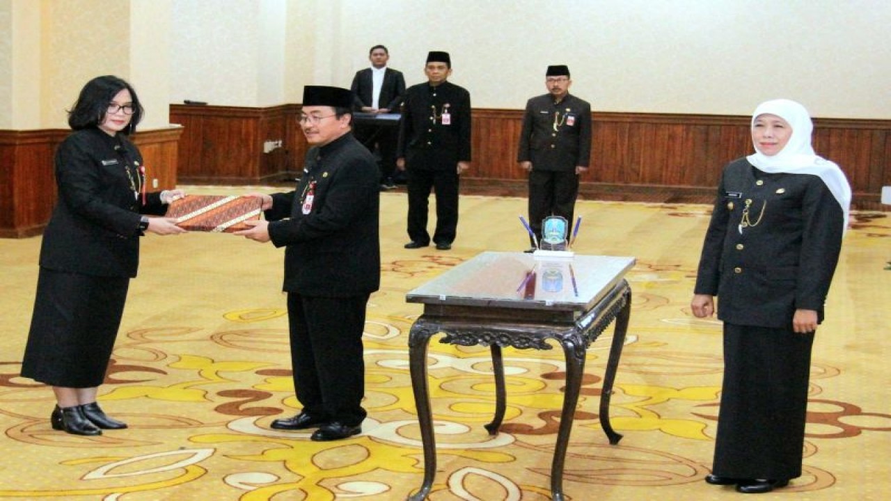 Gubernur Jawa Timur Khofifah Indar Parawansa (kanan) melantik Prof. Dr Cita Rosita Sigit Prakoeswa sebagai Direktur Rumah Sakit Umum Daerah (RSUD) Dr. Soetomo menggantikan Prof. Dr. Joni Wahyuhadi di Gedung Negara Grahadi Surabaya, Rabu (22/11/2023). (ANTARA/HO-Biro Adpim Jatim)