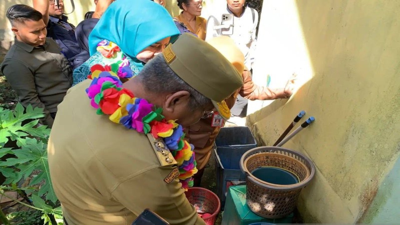 Pj Gubernur Kalbar Harisson di dampingi Plt Ketua Tim Penggerak PKK Kalbar Windy, melakukan kunjungan kerja ke Sekolah Dasar Negeri 02 Bengkayang pada Senin, (20/11/2023). Dalam kunjungan tersebut, Harisson meminta kepada pihak sekolah untuk lebih memperhatikan lingkungan dan memberantas sarang nyamuk untuk pencegahan DBD di lingkungan sekolah (HO : Prokopim Kalbar)