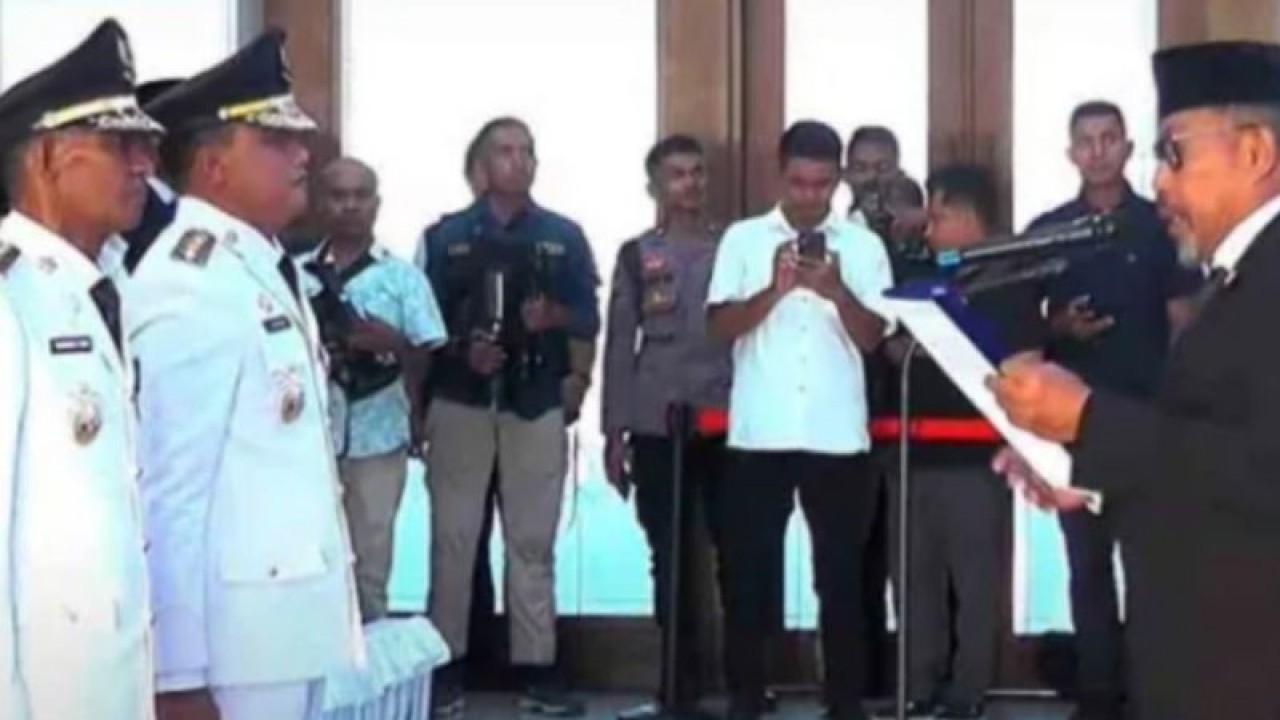 Pelantikan Penjabat Bupati Maluku tenggara dan Penjabat Wali Kota Tual di Ambon oleh Gubernur Maluku Murad Ismail (Antara/HO-Pemprovmaluku)