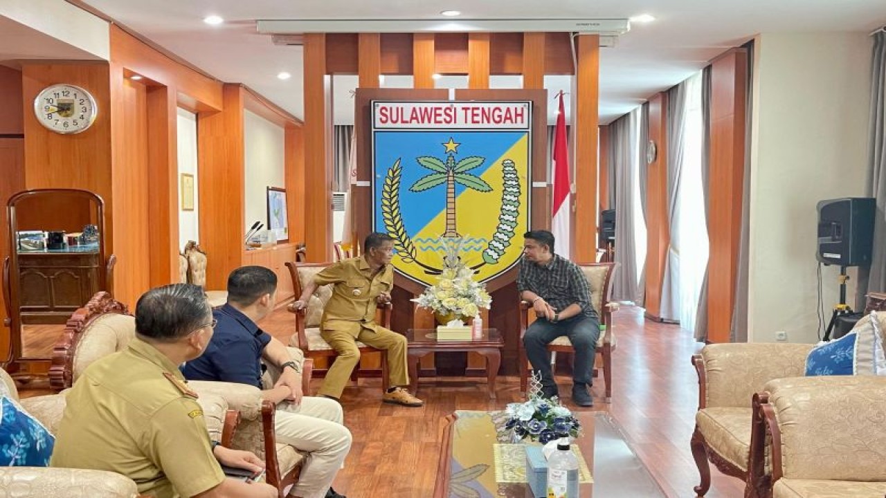 Gubernur Sulawesi Tengah, Rusdy Mastura (kiri) menerima kunjungan Kepala BPJS Ketenagakerjaan Cabang Palu, Lubis Latif (kanan) membahas perlindungan sosial melalui program jaminan sosial ketenagakerjaan (Jamsostek) kepada pekerja sektor informal atau pekerja rentan, Selasa (14/11/2023). ANTARA/HO-Biro Adpim Setda Pemprov Sulteng