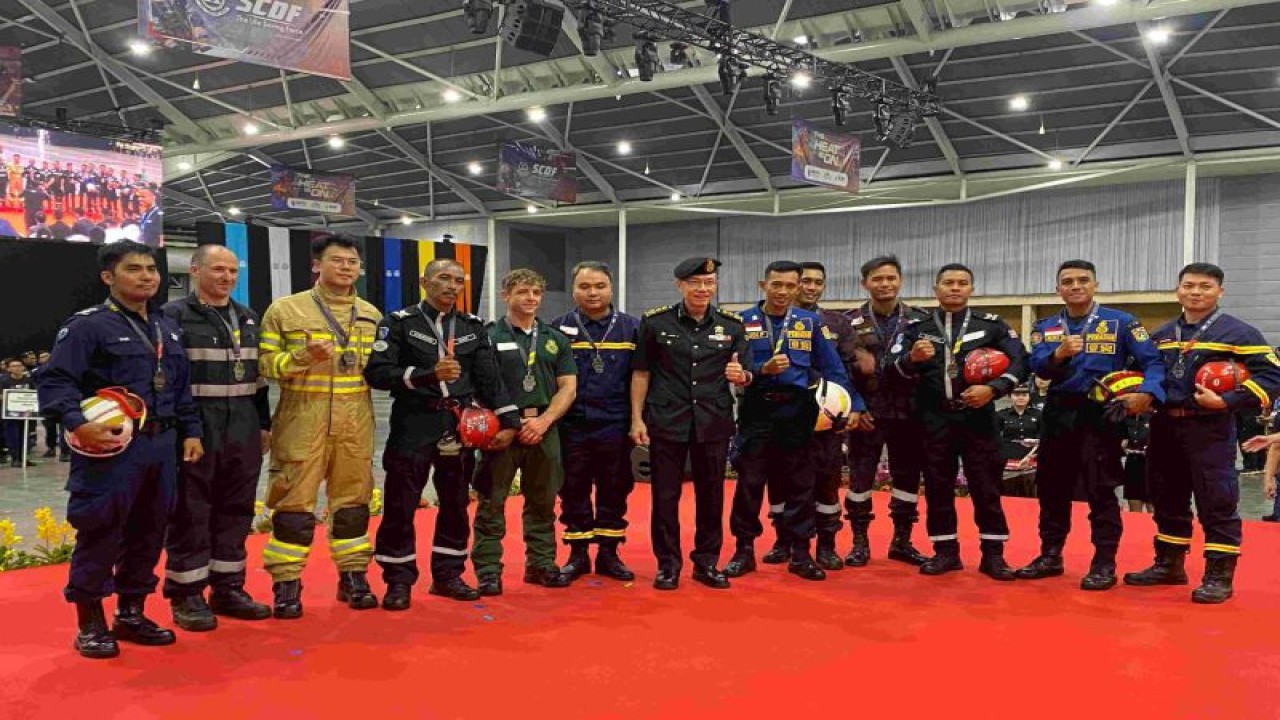Petugas pemadam kebakaran dari Dinas Penanggulangan Kebakaran dan Penyelamatan (Gulkarmat) Provinsi DKI Jakarta berhasil meraih juara pada kompetisi Singapore-Global Firefighters and Paramedics Challenge (SGFPC) 2023 di Singapore Expo Hall 3 pada 24-25 November 2023. (ANTARA/HO-PPID DKI Jakarta)
