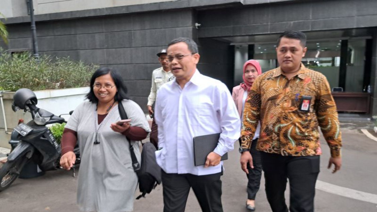 Wakil Ketua Mahkamah Konstitusi (MK) Guntur Hamzah berjalan memasuki ruangan untuk menjalani pemeriksaan di Gedung MK II, Jakarta, Kamis (2/11). (ANTARA/Rivan Awal Lingga)
