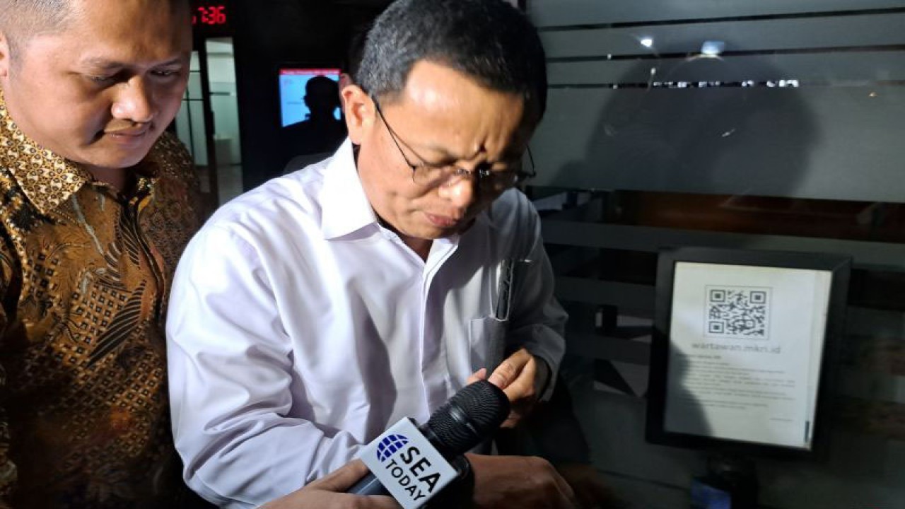 Hakim Mahkamah Konstitusi Guntur Hamzah berjalan memasuki ruangan untuk menjalani pemeriksaan di Gedung MK II, Jakarta, Kamis (2/11/2023). (ANTARA/Rivan Awal Lingga)