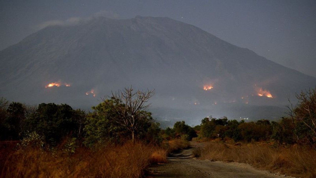 Arsip - Sejumlah titik api menyala saat terjadinya kebakaran lereng Gunung Agung yang terlihat dari kawasan Kubu, Karangasem, Bali, Kamis (28/9/2023). Kebakaran hutan dan lahan yang tersebar di sejumlah titik di lereng Gunung Agung pada ketinggian sekitar 2.000 meter di atas permukaan laut sejak Rabu (27/9) itu diperkirakan terjadi karena adanya gesekan ranting pohon saat kemarau. ANTARA FOTO/Fikri Yusuf/Spt.