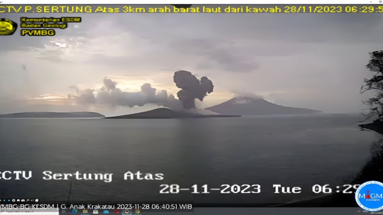 Tangkapan layar kamera CCTV yang memperlihatkan erupsi yang keluar dari kawah Gunung Anak Krakatau di Lampung, Selasa (28/11/2023). (ANTARA/HO-PVMBG)