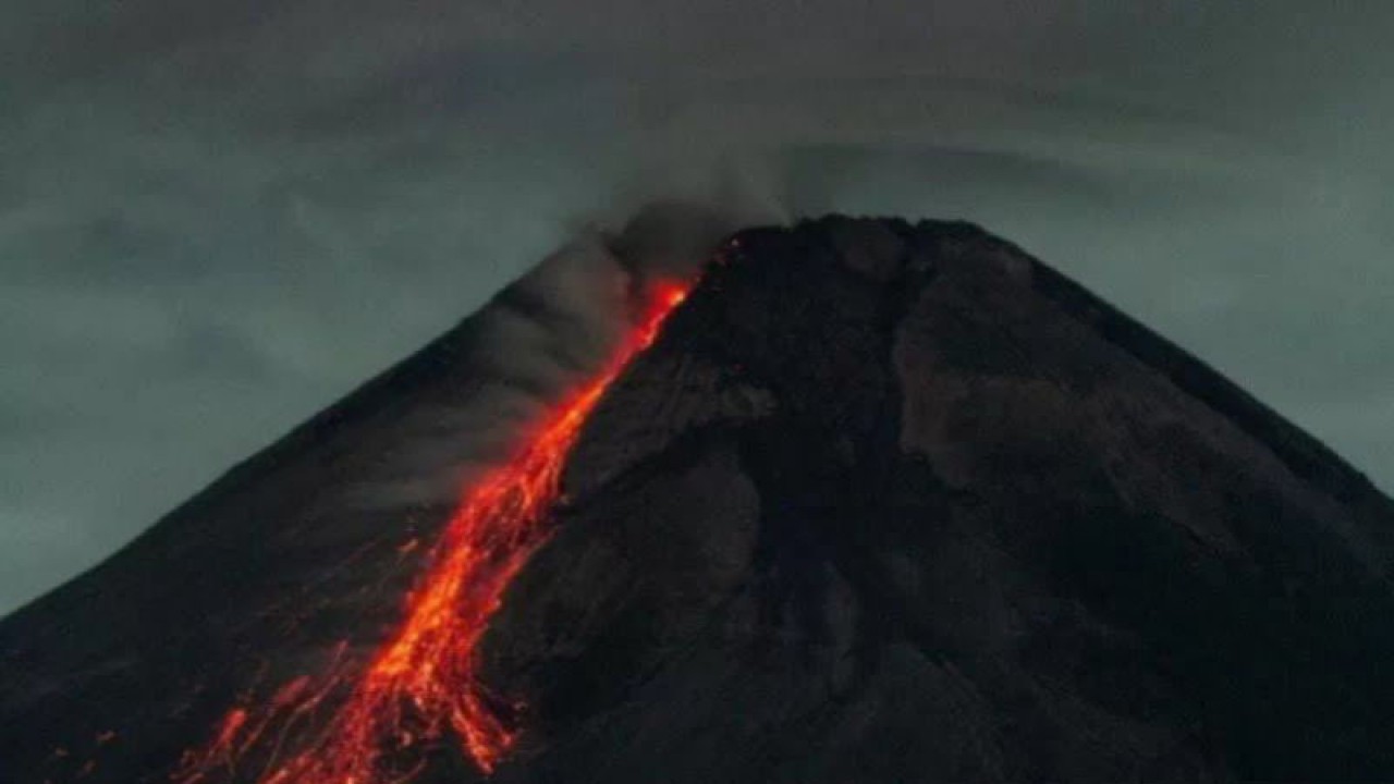Ilustrasi - Gunung Merapi meluncurkan lava pijar dari Turi, Sleman, DI Yogyakarta, Minggu (25/4/2021). ANTARA FOTO/Hendra Nurdiyansyah/wsj.