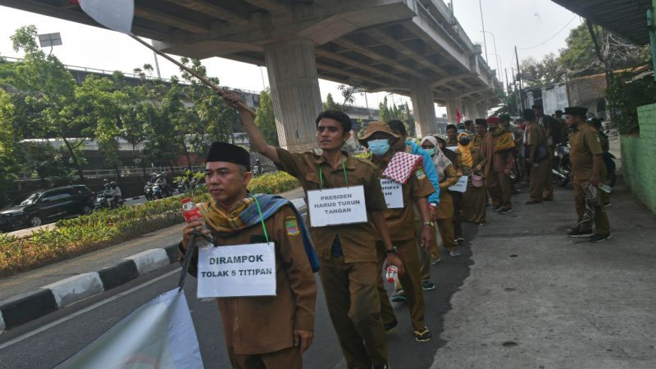 Arsip Foto - Sejumlah guru honorer dari Kabupaten Bekasi melakukan aksi jalan kaki menuju Istana Negara saat melintas di Cawang, Jakarta Timur, Kamis (12/10/2023). ANTARA FOTO/ Fakhri Hermansyah