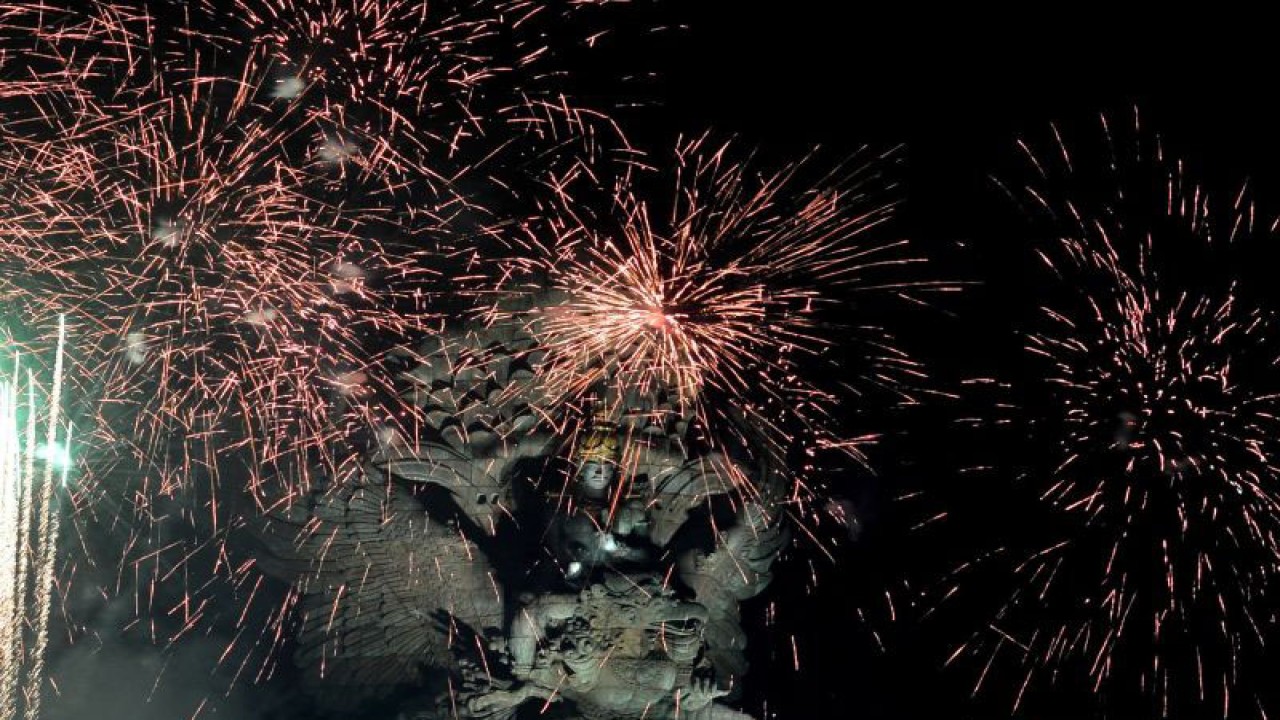 Arsip foto - Pesta kembang api dengan latar belakang patung Garuda Wisnu Kencana (GWK) memeriahkan malam tahun baru di GWK, Kabupaten Badung, Bali, Sabtu (31/12/2022) ANTARA Foto/Naufal Fikri Yusuf