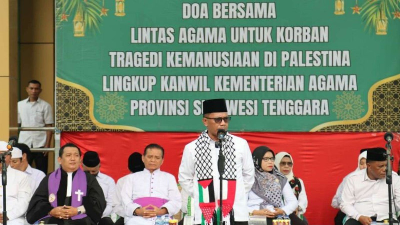 Kanwil Kemenag Sultra H Muhammad Saleh (berdiri) saat memimpin kegiatan Peduli Palestina, Rabu (15/11/2023). ANTARA/HO-Humas Kanwil Kemenag Sultra