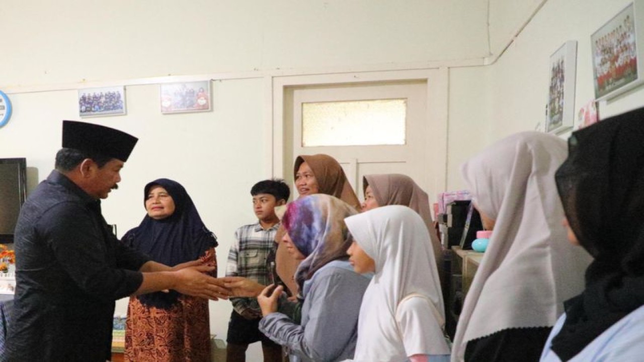 Menteri ATR/BPN Hadi Tjahjanto di Malang pada Sabtu (18/11) melayat ke rumah keluarga prajurit TNI AU korban pesawat tempur EMB-314 Super Tucano yang jatuh di lereng Gunung Bromo, Pasuruan, Jawa Timur. (ANTARA/HO-Humas ATR/BPN)