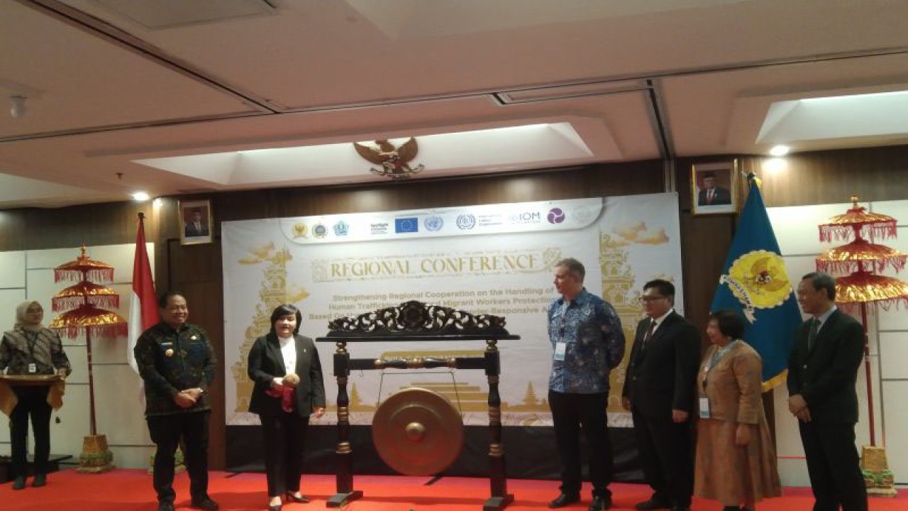 Ketua Komnas HAM RI Atnike Nova Sigiro (Ketiga kiri) membuka Konferensi Regional ASEAN soal TPPO di Kuta, Kabupaten Badung, Bali, Selasa (7/11/2023) ANTARA/Dewa Ketut Sudiarta Wiguna