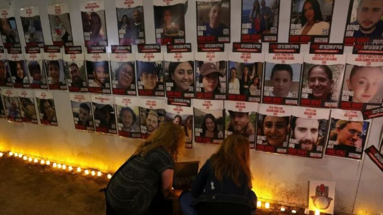 Orang-orang menghadiri rapat umum di luar Knesset, parlemen Israel, untuk memberikan tekanan pada pemerintah agar menjamin pembebasan sandera yang ditahan oleh kelompok Islam Palestina Hamas di Gaza, pada peringatan satu bulan serangan Hamas pada 7 Oktober, di Yerusalem November 7 Agustus 2023. (Reuters)