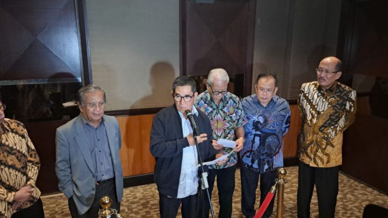 Mantan Ketua Mahkamah Konstitusi (MK) Hamdan Zoelva (tengah) bersama sejumlah mantan hakim Mahkamah Konstitusi memberikan keterangan kepada wartawan usai mengadakan diskusi tertutup di Jakarta, Selasa (7/11/2023) (ANTARA/Rivan Awal Lingga)
