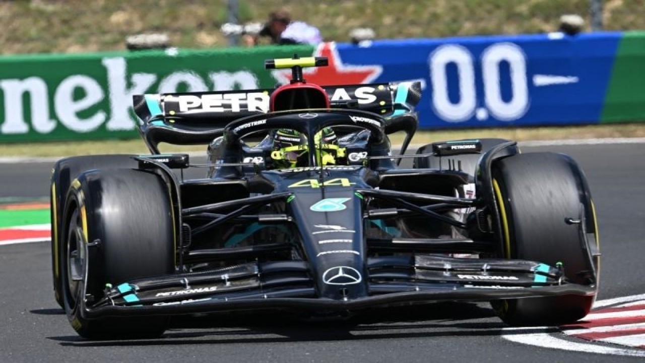 Arsip- Pembalap Mercedes Lewis Hamilton di trek balap Hungaroring, Budapest, pada 22 Juli 2023 (ANTARA/AFP/ATTILA KISBENEDEK.)