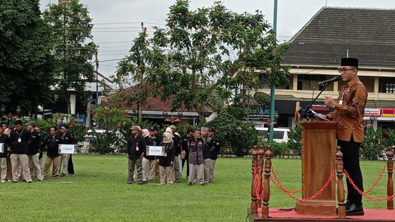 Pj Bupati Banyumas Hanung Cahyo Saputro memberikan sambutan pada Apel Siaga Pengawasan Tahapan Kampanye Pemilu 2024 yang digelar Bawaslu Kabupaten Banyumas di Alun-Alun Purwokerto, Banyumas, Selasa (28/11/2023). ANTARA/Sumarwoto