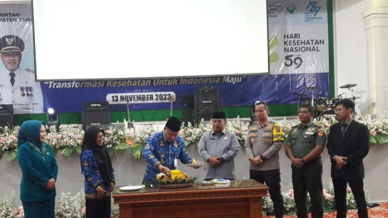 Penjabat Bupati Temanggung Hary Agung Prabowo memotong tumpeng pada perayaan HKN di Temanggung, Senin. ANTARA/Heru Suyitno