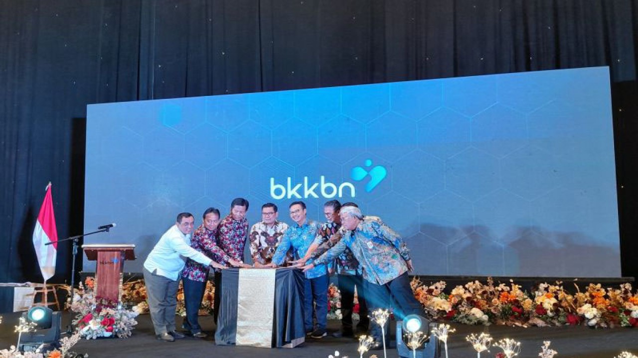 Kepala BKKBN Hasto Wardoyo (lima dari kir) dan Kepala Bapanas Arief Prasetyo Adi (empat dari kiri) pada peluncuran hasil pemutakhiran pendataan keluarga, verifikasi, dan validasi data keluarga berisiko stunting tahun 2023 di Jakarta pada Selasa (28/11/2023). (ANTARA/Lintang Budiyanti Prameswari)