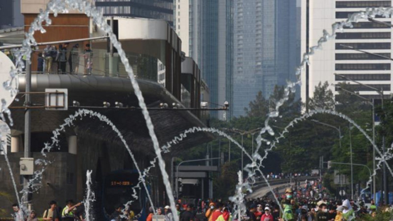 Warga berolahraga saat Hari Bebas Kendaraan Bermotor (HBKB) di kawasan Bundaran HI, Jakarta, Minggu (2/7/2023). Kawasan Bundaran HI terpantau padat oleh warga yang berolahraga pada HBKB di hari terakhir libur Hari Raya Idul Adha. ANTARA FOTO/Indrianto Eko Suwarso/rwa.