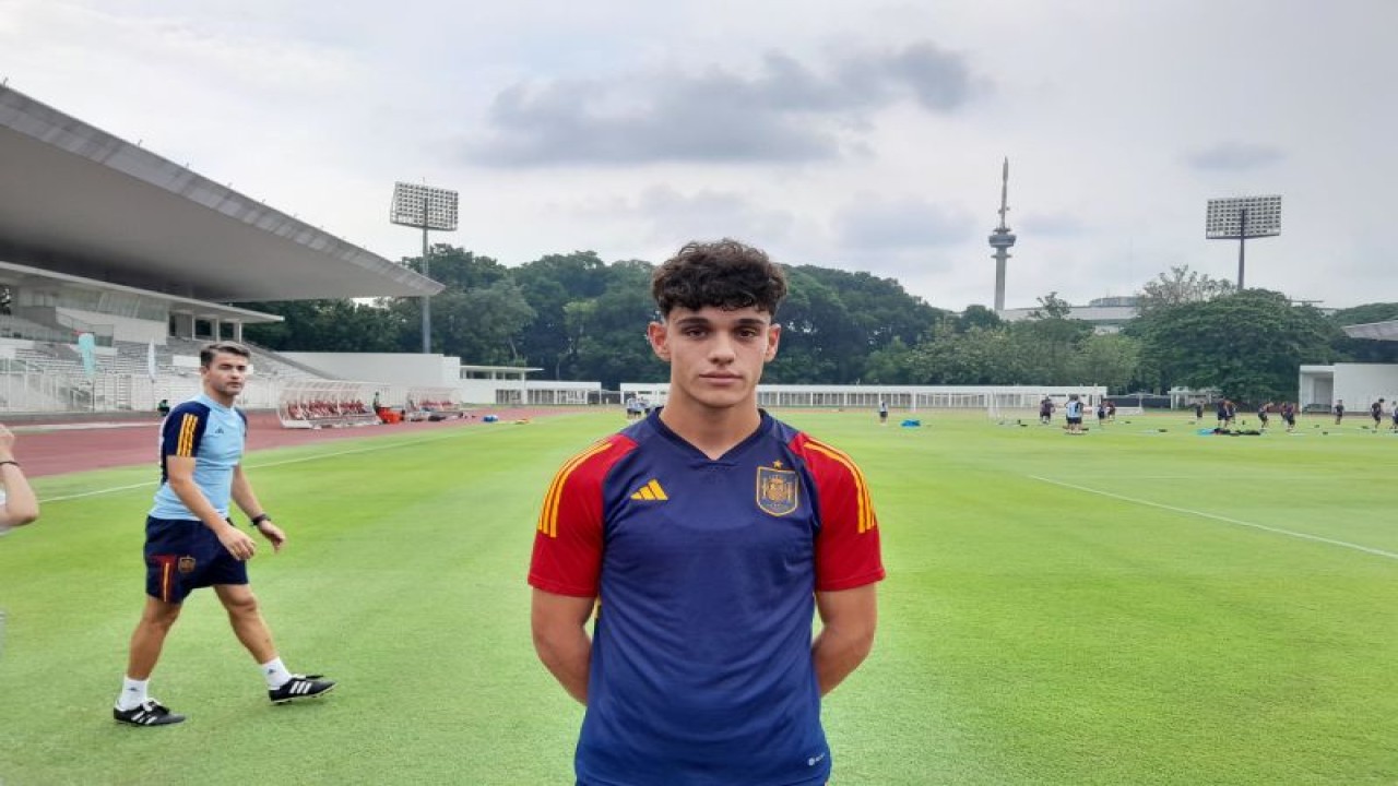 Bek tim nasional Spanyol U-17 Hector Fort saat menjalani sesi latihan jelang pertandingan menghadapi timnas Jerman U-17 di Stadion Madya, Jakarta, Kamis (23/11/2023). (ANTARA/FAJAR SATRIYO)