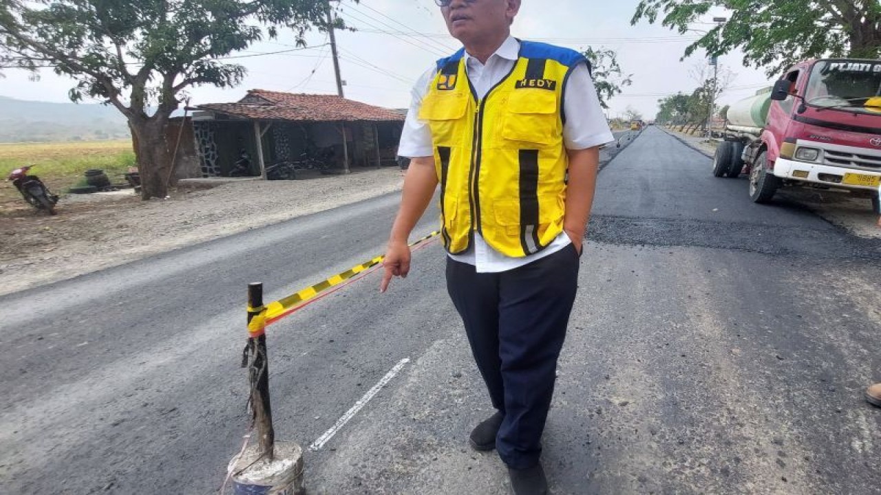 Direktur Jenderal Bina Marga Kementerian PUPR Hedy Rahadian saat meninjau proyek Inpres Jalan Daerah di Kabupaten Tasikmalaya, Jawa Barat, Rabu (8/11/2023). ANTARA/Adimas Raditya
