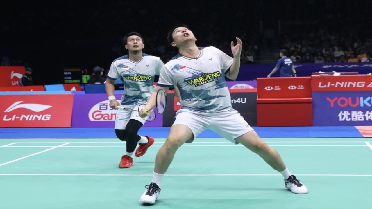 Ganda putra Indonesia Hendra Setiawan/Mohammad Ahsan saat berlaga di babak 16 besar China Masters 2023 di Shenzhen, China, Kamis (23/11/2023). (ANTARA/HO/PP PBSI)