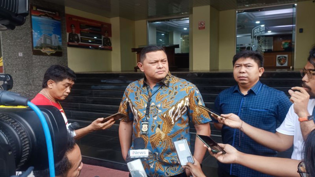 Dirreskrimum Polda Metro Jaya Kombes Pol Hengki Haryadi (baju batik) saat diwawancarai di Polda Metro Jaya, Jumat (27/10/2023). ANTARA/Ilham Kausar