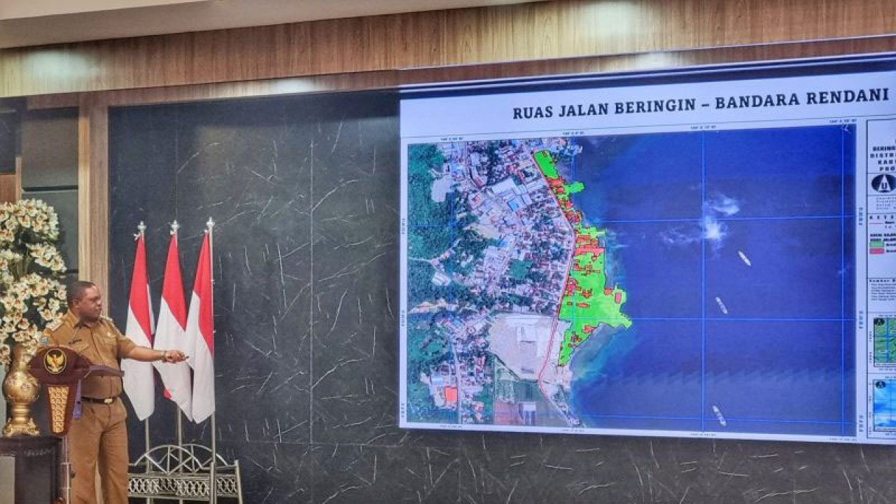 Bupati Manokwari Hermus Indou saat memaparkan perkembangan Manokwari melalui proyek infrastruktur strategis di Manokwari, Senin (ANTARA/Ali Nur Ichsan)