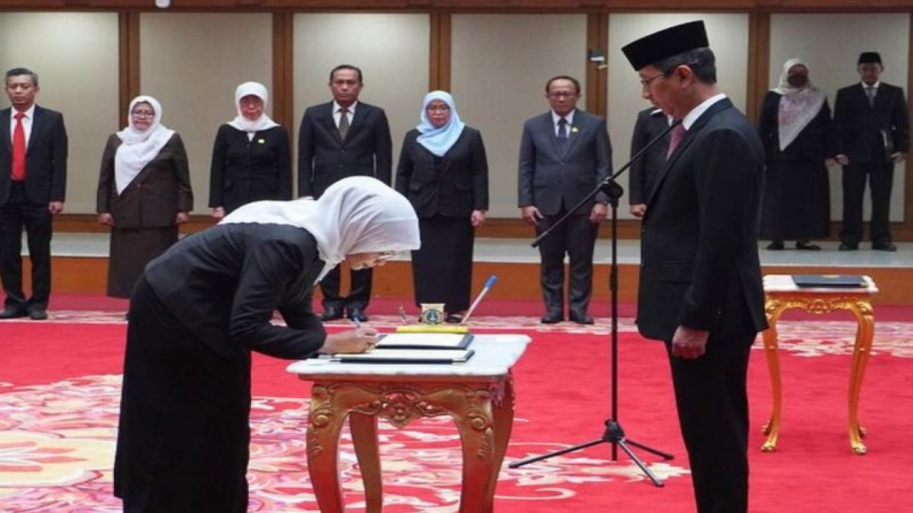 Penjabat (Pj) Gubernur DKI Jakarta Heru Budi Hartono melantik Ani Ruspitawati sebagai Kepala Dinas Kesehatan (Dinkes) di Gedung Balai Kota DKI, Jakarta Pusat, Selasa (21/11/2023). (ANTARA/Instagram/@bkddkijakarta)
