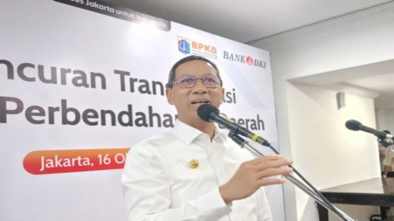 Penjabat (Pj) Gubernur DKI Jakarta Heru Budi Hartono di Balai Kota DKI, Jakarta Pusat, Senin (16/10/2023). (ANTARA/Siti Nurhaliza)