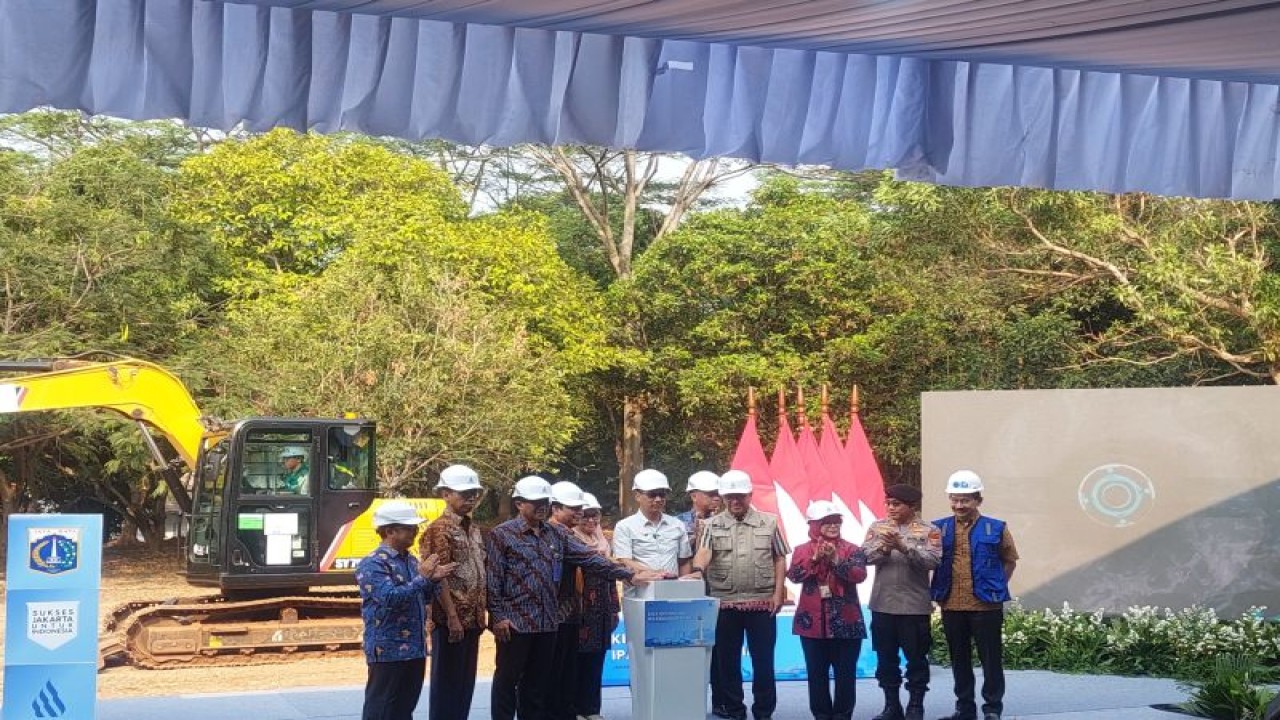 Penjabat Gubernur DKI Jakarta Heru Budi Hartono (tengah) memimpin kick off proyek IPA Pesanggrahan di PAM Jaya DCR 5, Jalan Cirendeu Permai Raya, Lebak Bulus, Cilandak, Jumat (3/11/2023). (ANTARA/Muhammad Ramdan)
