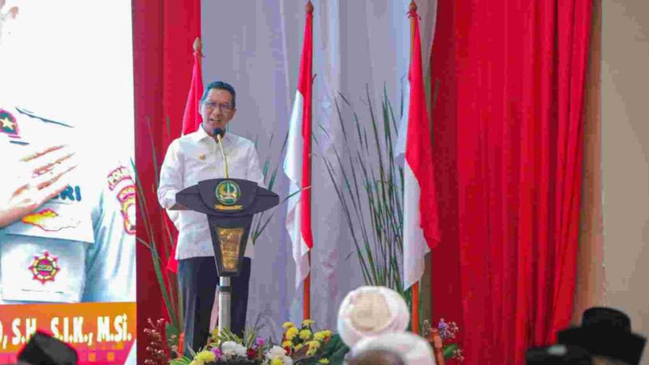 Penjabat (Pj) Gubernur DKI Jakarta Heru Budi Hartono saat bertemu dengan jajaran Forum Komunikasi Pimpinan Daerah (Forkopimda) DKI Jakarta dan tokoh masyarakat di Gedung Balai Pertemuan Metro Jaya (BPMJ), Jakarta Selatan, Senin (13/11/2023). (ANTARA/Ho/PPID DKI Jakarta)