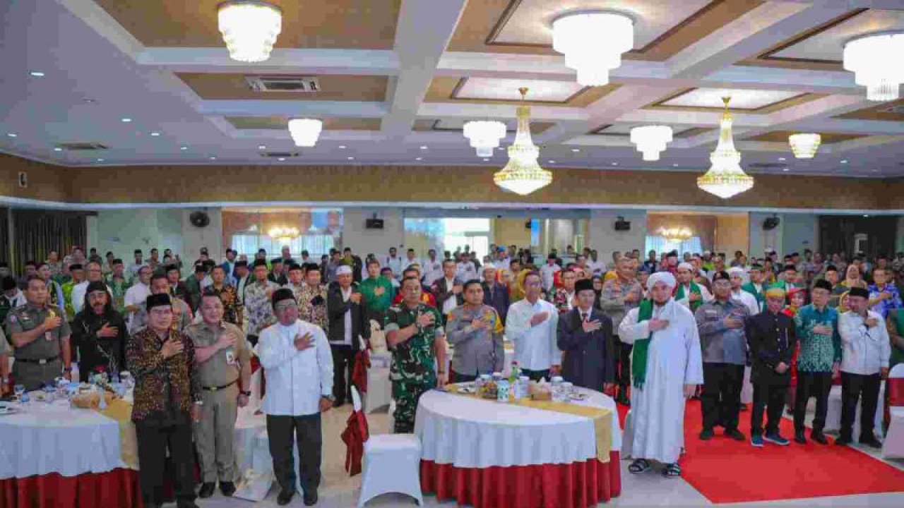 Penjabat (Pj) Gubernur DKI Jakarta Heru Budi Hartono bersama jajaran Forum Komunikasi Pimpinan Daerah (Forkopimda) DKI Jakarta dan tokoh masyarakat di Gedung Balai Pertemuan Metro Jaya (BPMJ), Jakarta Selatan, Senin (13/11/2023). ANTARA/ HO-PPID DKI Jakarta