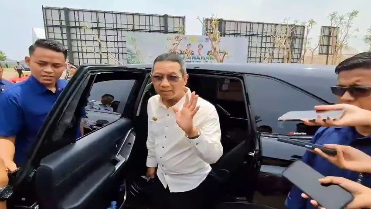 Penjabat Gubernur DKI Jakarta Heru Budi Hartono mengungkap laporan adanya kabel menghambat aliran air menyerap ke bawah Jakarta International Stadium (JIS) saat ditemui wartawan di Jakarta Utara, Rabu (15/11/2023). ANTARA/HO-Jurnalis Jakarta Utara