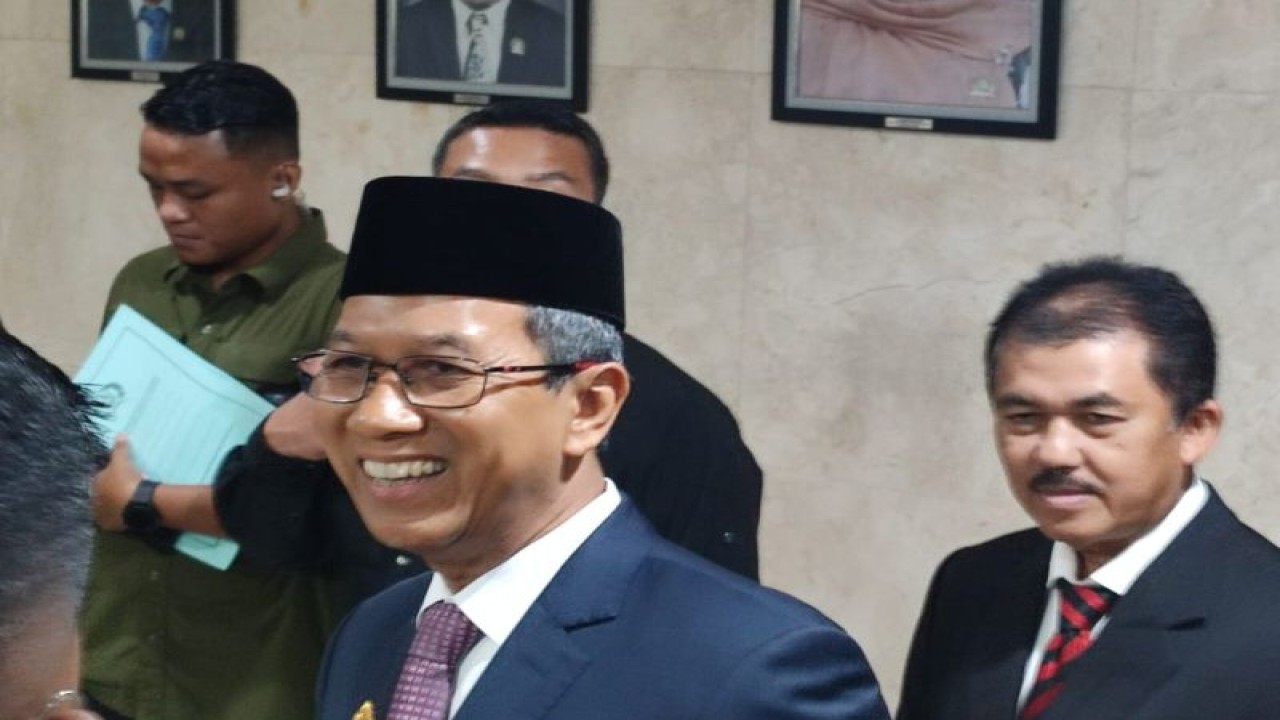Penjabat (Pj) Gubernur DKI Jakarta Heru Budi Hartono di Gedung DPRD DKI, Jakarta Pusat, Senin (20/11/2023). (ANTARA/Siti Nurhaliza)