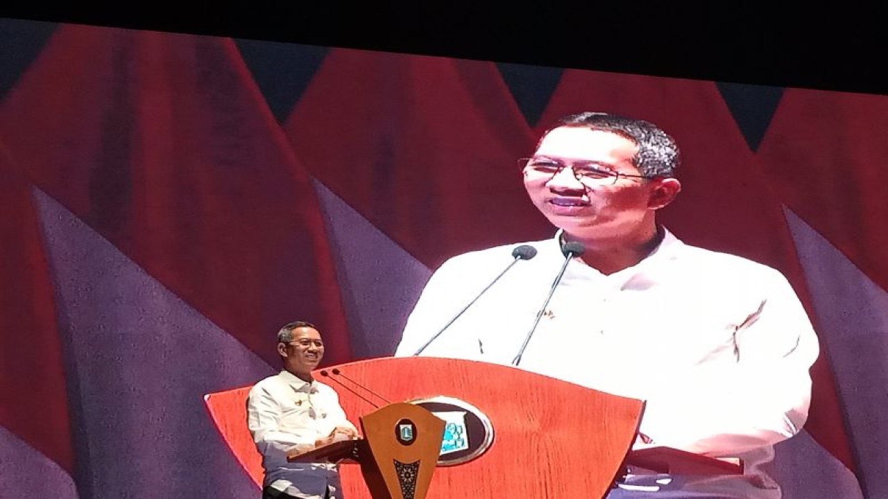 Penjabat (Pj) Gubernur DKI Jakarta Heru Budi Hartono saat memberikan sambutan sekaligus membuka acara Seminar Menuju Masa Depan Jakarta Sebagai Kota Global di Taman Ismail Marzuki (TIM), Menteng, Jakarta Pusat, Selasa (28/11/2023). (ANTARA/Siti Nurhaliza)