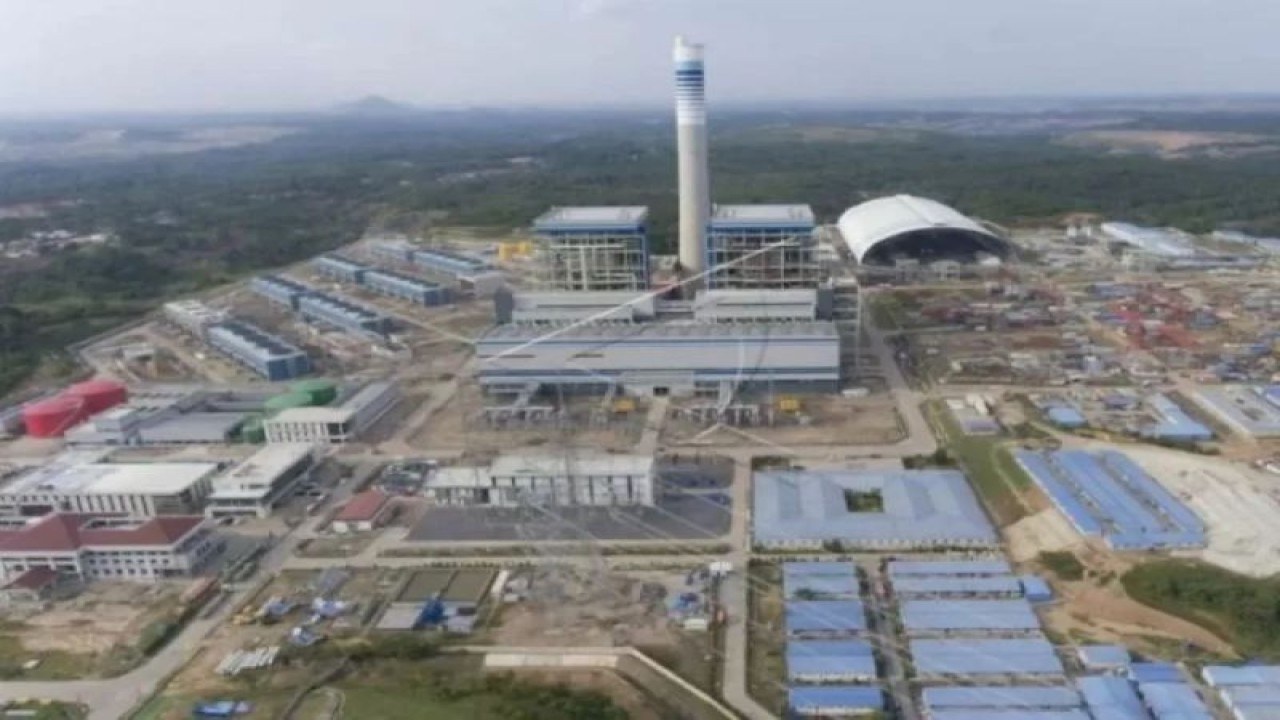 Foto udara progres pembangunan Pembangkit Listrik Tenaga Uap (PLTU) Sumsel 8 di Tanjung Lalang, Tanjung Agung, Muara Enim, Sumatera Selatan, Selasa (16/11/2021). (ANTARA FOTO/Nova Wahyudi/hp)