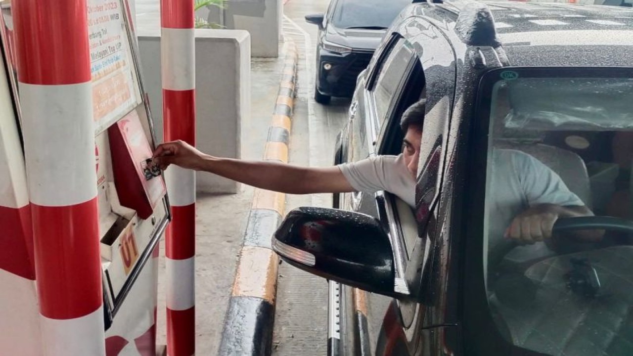 PT Hutama Karya (Persero) melakukan uji coba penutupan layanan top-up uang elektronik secara bertahap di Tol Pekanbaru-Dumai. (ANTARA/HO-PT Hutama Karya)