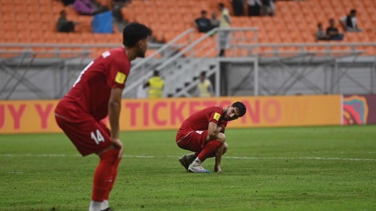 Dua pesepak bola Timnas Iran tertunduk usal laga melawan Timnas Inggris dalam laga penyisihan Grup C Piala Dunia U-17 di Jakarta International Stadium, Jakarta, Selasa (14/11/2023). Inggris berhasil menang dengan skor 2-1 dan memastikan lolos ke babak 16 besar. ANTARA FOTO/Akbar Nugroho Gumay/aww.